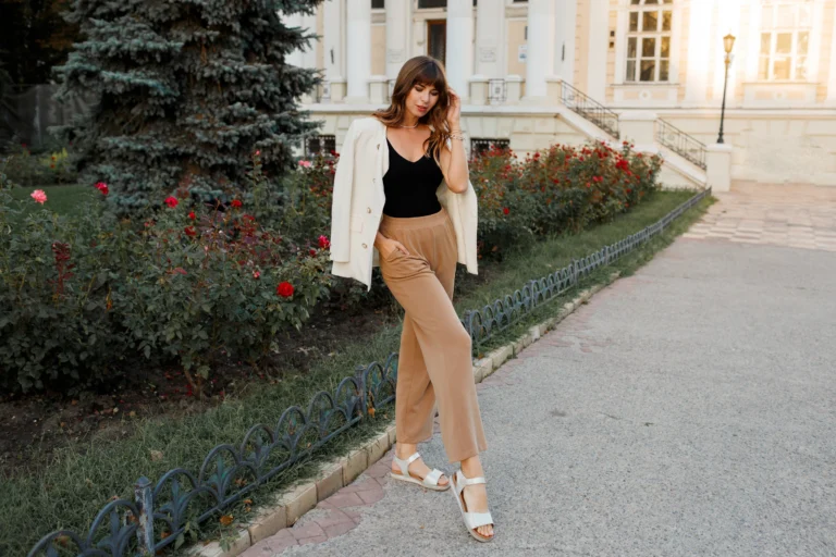 fashionable-white-woman-jacket-posing-street-wavy-hairs-natural-make-up-full-lenght